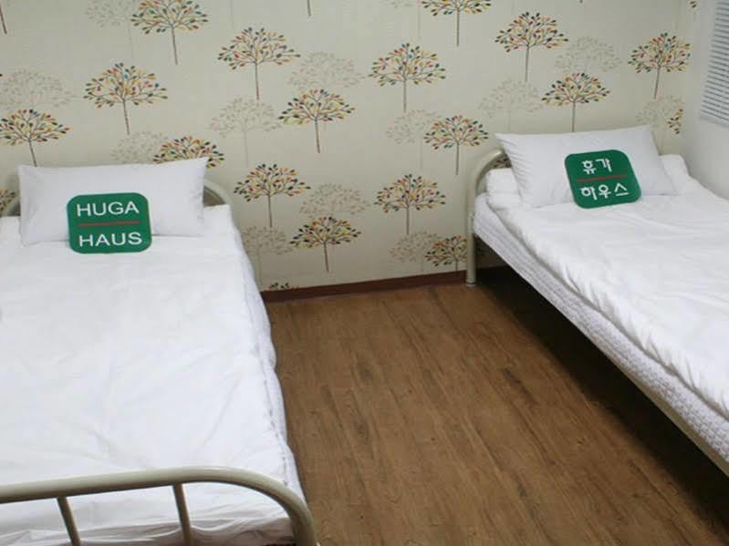 Huga Haus Hostel Seoul Bagian luar foto